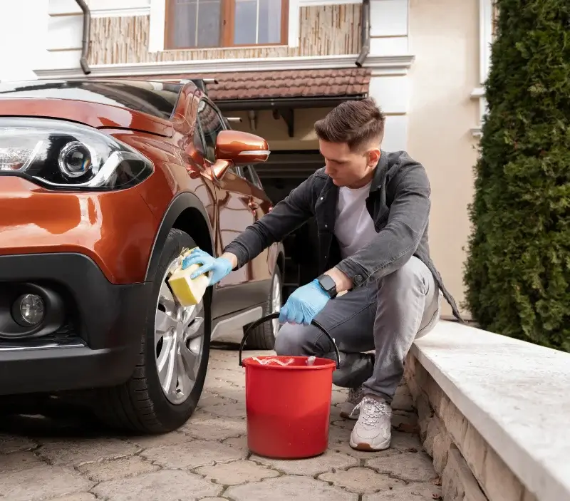 Lavage auto à domicile Estevelles : professionnel intervenant sur un véhicule
